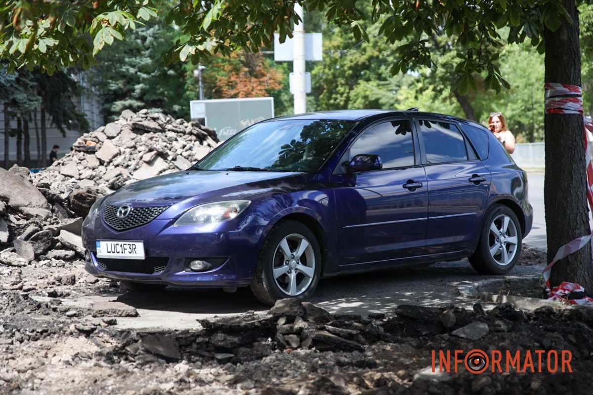 В Днепре на Яворницкого ремонтники оставили кусок асфальта под припаркованным авто 3