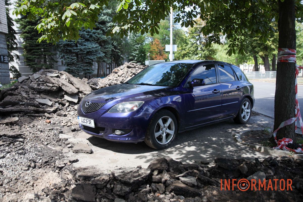 В Днепре на Яворницкого ремонтники оставили кусок асфальта под припаркованным авто 5