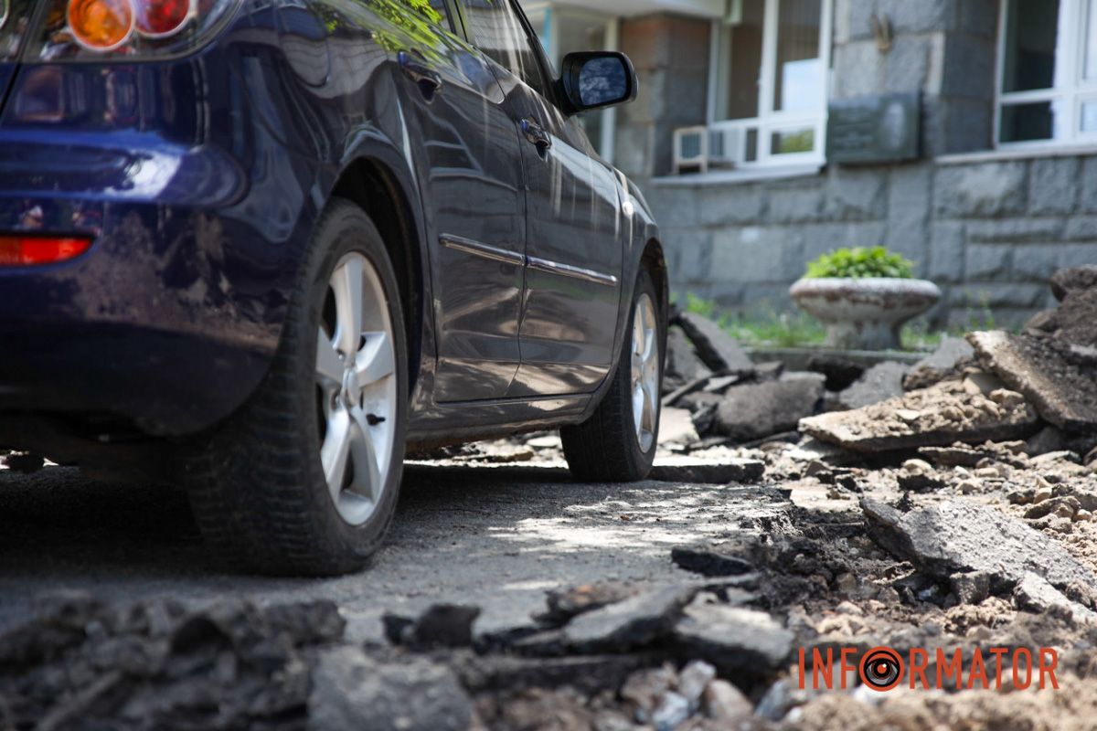 В Днепре на Яворницкого ремонтники оставили кусок асфальта под припаркованным авто 4
