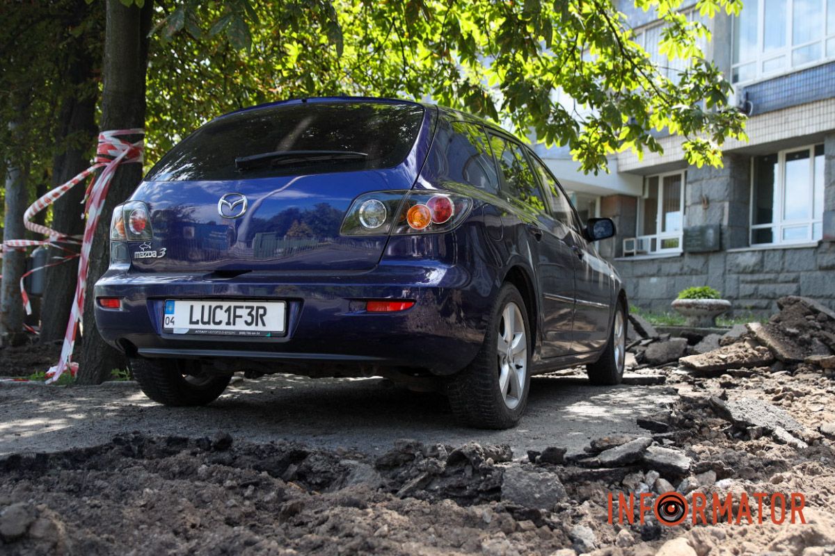 В Днепре на Яворницкого ремонтники оставили кусок асфальта под припаркованным авто 6