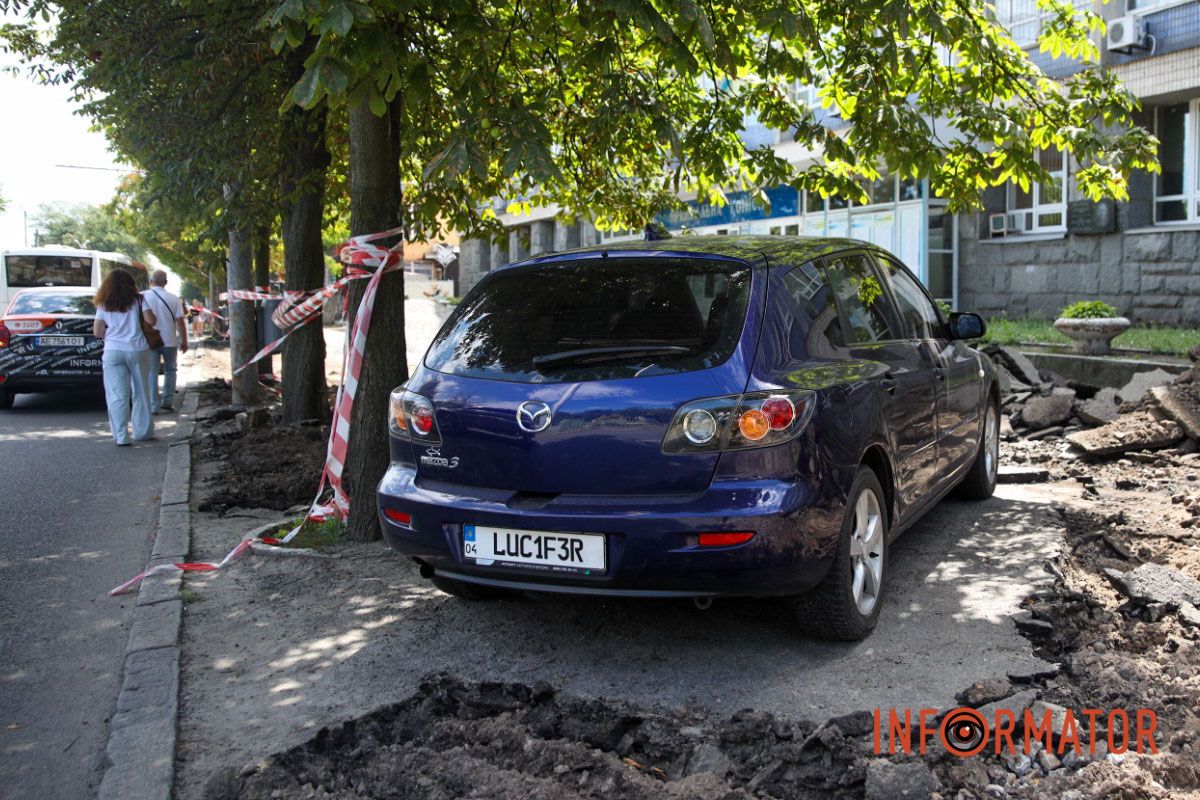 В Днепре на Яворницкого ремонтники оставили кусок асфальта под припаркованным авто 7