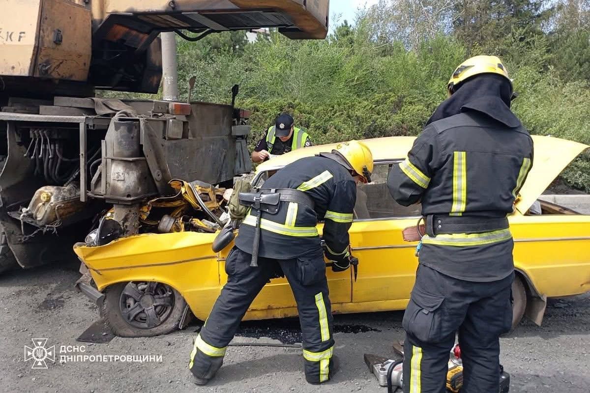 ВАЗ врізався в автокран, водій загинув