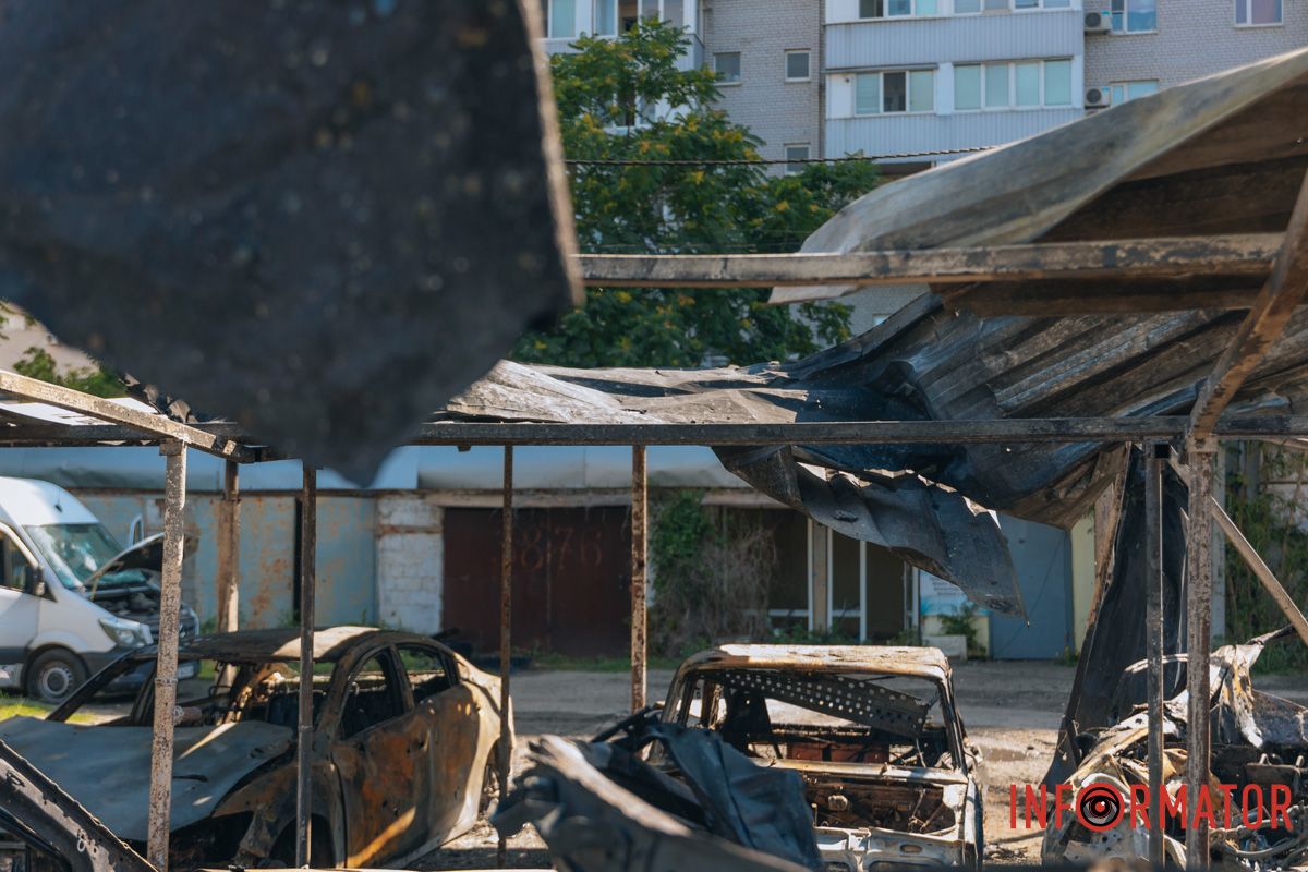 Люди кажуть, що це лише залізо. Головне – людське життя Знищені авто, потрощений 26-поверховий ЖК: як виглядають місця «прильотів» 26 липня у Дніпрі 55