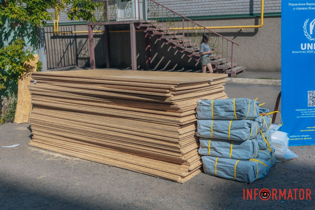 Благодійники видають матеріали Знищені авто, потрощений 26-поверховий ЖК: як виглядають місця «прильотів» 26 липня у Дніпрі 52