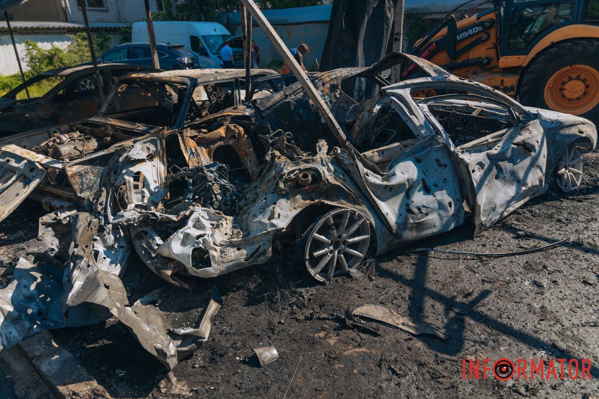 Сподіваємося, що кількість постраждалих не збільшиться Знищені авто, потрощений 26-поверховий ЖК: як виглядають місця «прильотів» 26 липня у Дніпрі 39