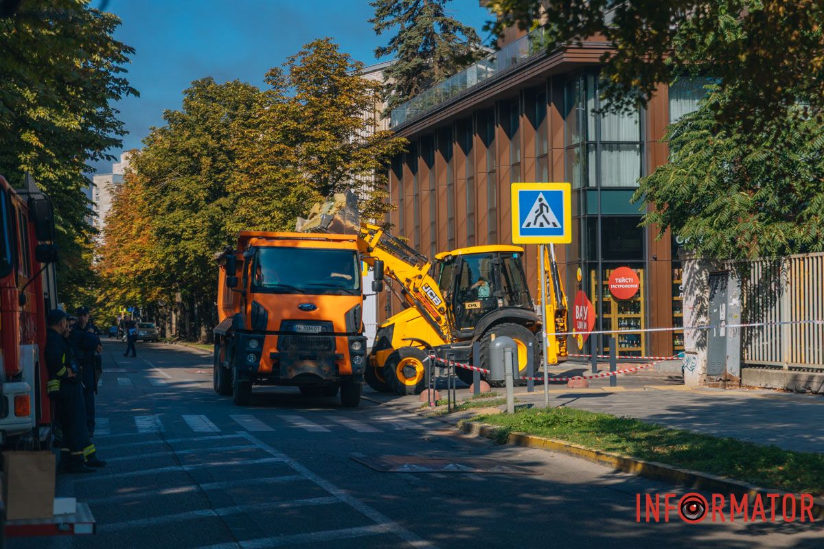 Прибирають уламки будинку Знищені авто, потрощений 26-поверховий ЖК: як виглядають місця «прильотів» 26 липня у Дніпрі 31