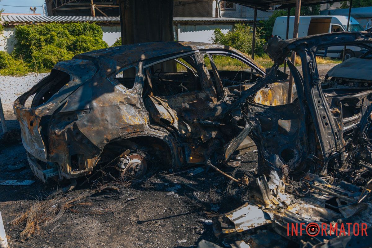 Близько десятка згорілих автівок у різних локаціях Знищені авто, потрощений 26-поверховий ЖК: як виглядають місця «прильотів» 26 липня у Дніпрі 44