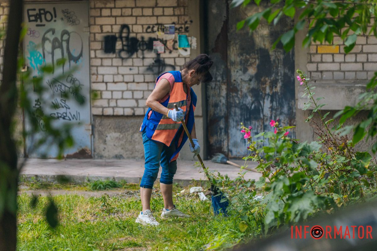 Комунальники працюють з ночі Знищені авто, потрощений 26-поверховий ЖК: як виглядають місця «прильотів» 26 липня у Дніпрі 28