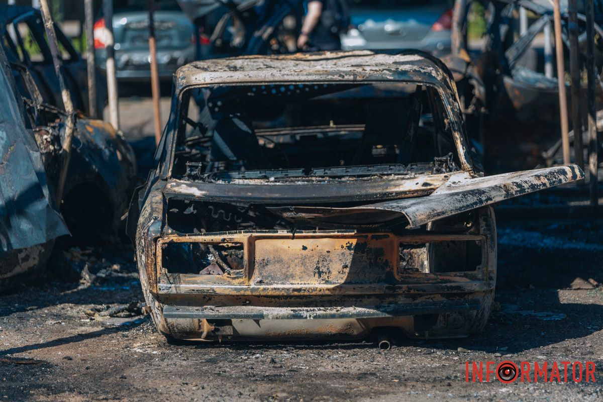 ВАЗ вигорів вщент Знищені авто, потрощений 26-поверховий ЖК: як виглядають місця «прильотів» 26 липня у Дніпрі 17