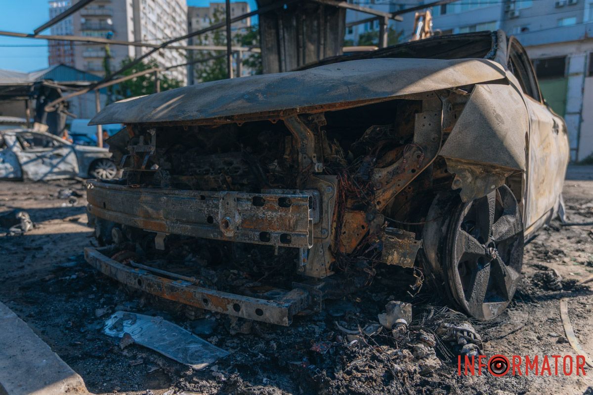 Залишки транспортного засобу Знищені авто, потрощений 26-поверховий ЖК: як виглядають місця «прильотів» 26 липня у Дніпрі 30