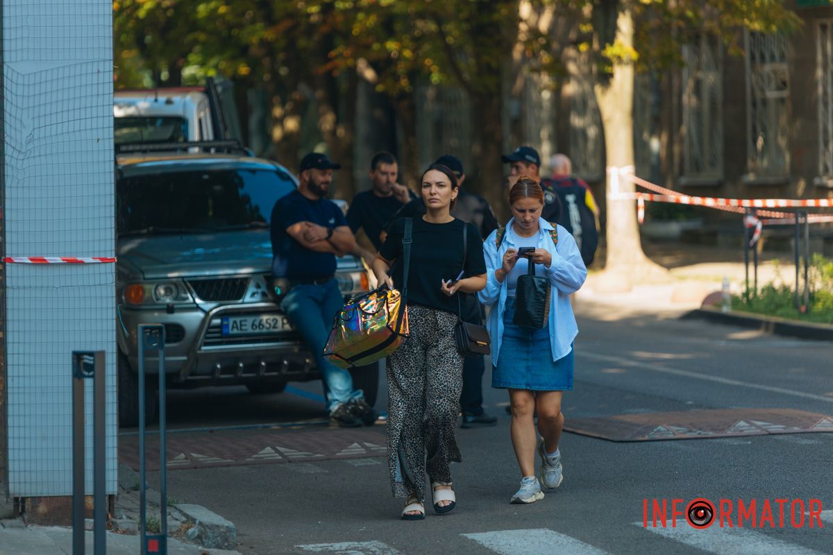 Люди залишають будинок з речами Знищені авто, потрощений 26-поверховий ЖК: як виглядають місця «прильотів» 26 липня у Дніпрі 26