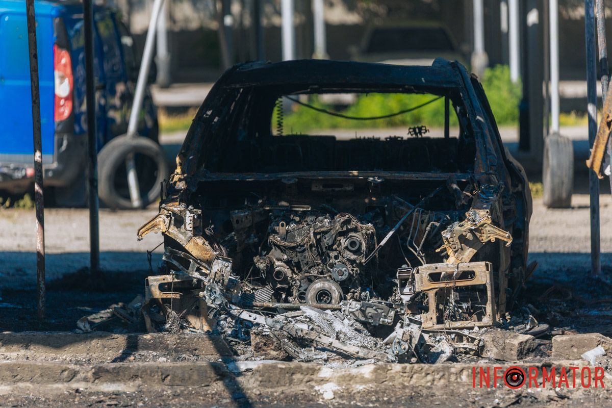 На місці одного з "прильотів" Знищені авто, потрощений 26-поверховий ЖК: як виглядають місця «прильотів» 26 липня у Дніпрі 21