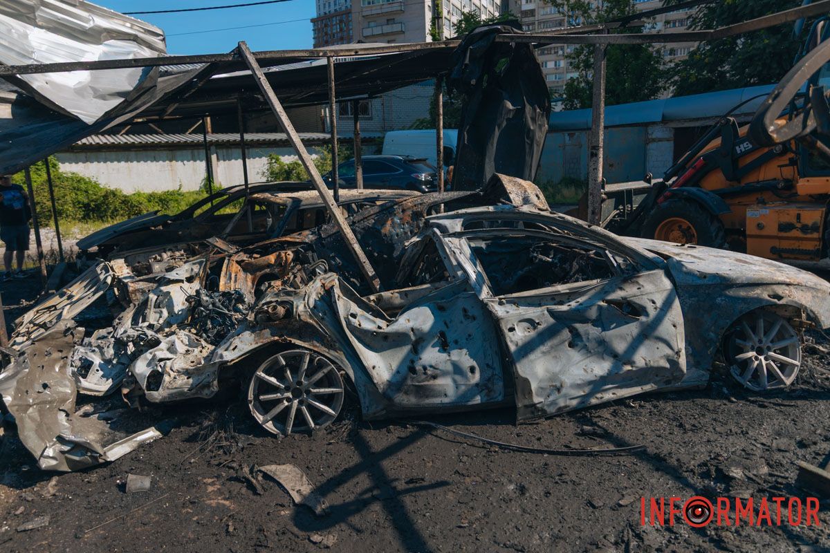 У лікарні знаходиться чоловіки 46 та 33 років. Знищені авто, потрощений 26-поверховий ЖК: як виглядають місця «прильотів» 26 липня у Дніпрі 25