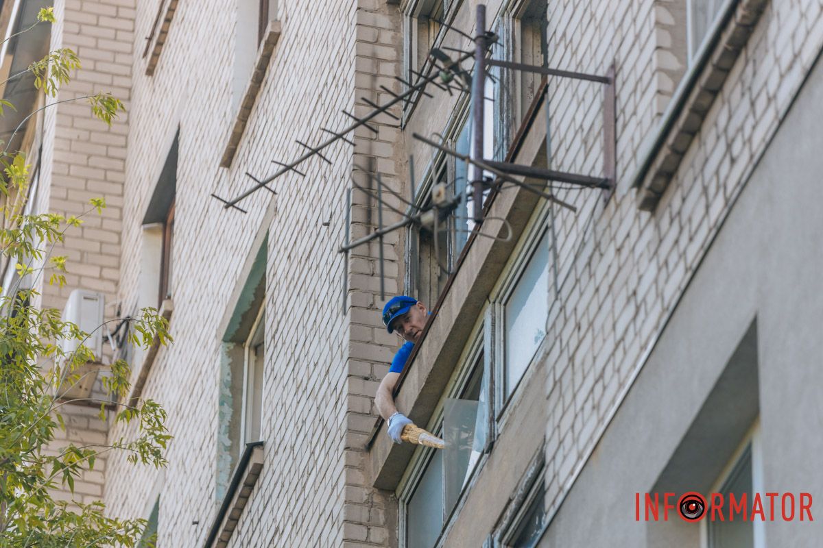 Загалом по місту вибило близько 200 вікон Знищені авто, потрощений 26-поверховий ЖК: як виглядають місця «прильотів» 26 липня у Дніпрі 10