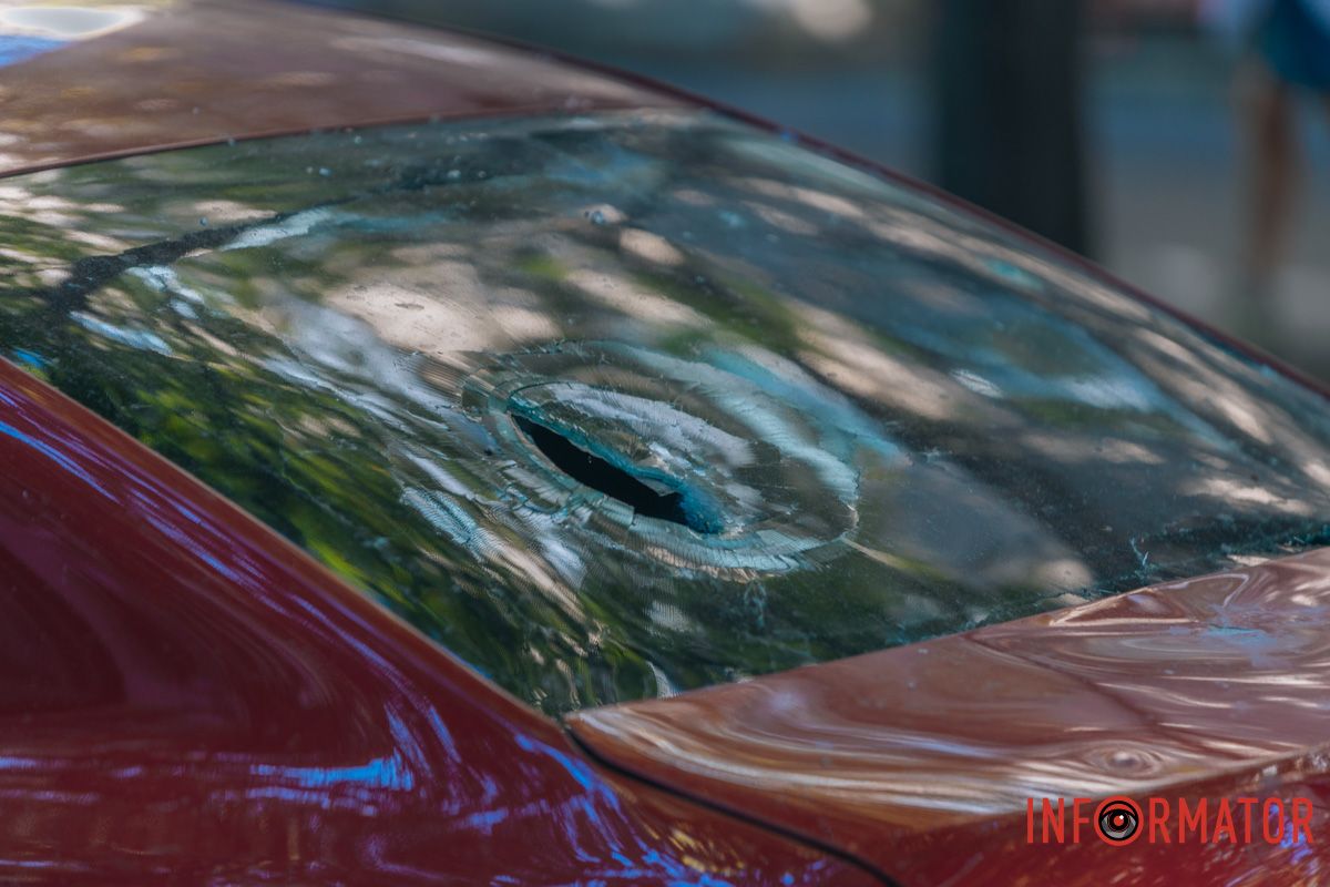 Уламок пробив скло автівки Знищені авто, потрощений 26-поверховий ЖК: як виглядають місця «прильотів» 26 липня у Дніпрі 8