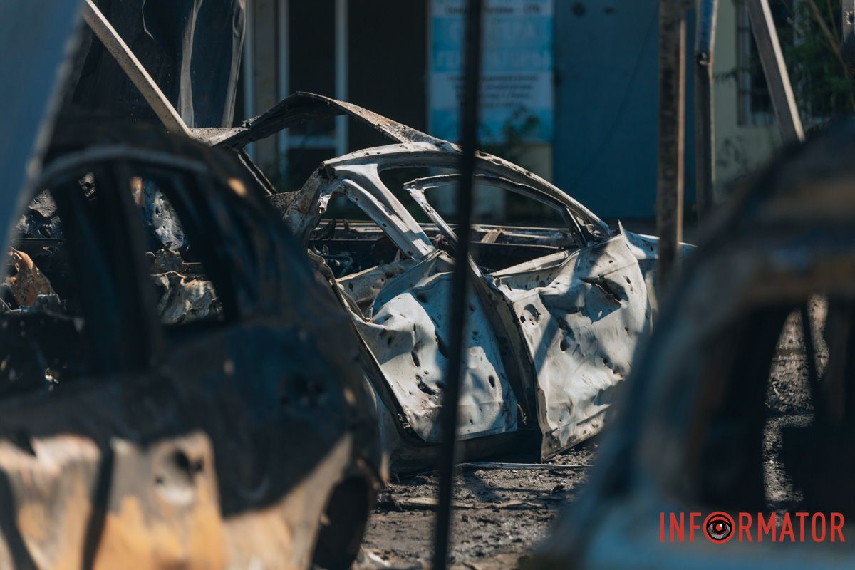 Ворог бив ракетами та "Шахедами" Знищені авто, потрощений 26-поверховий ЖК: як виглядають місця «прильотів» 26 липня у Дніпрі 7