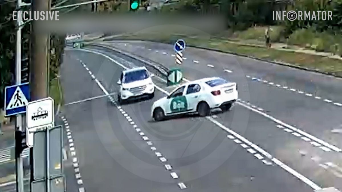 Видео момента: в Днепре на Криворожской Renault службы такси Bolt столкнулся с автомобилем