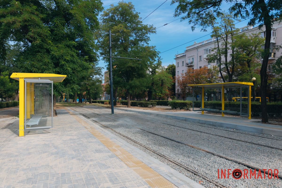 Поклали й тактильну плитку та передбачили місця для крісел колісних Поклали й тактильну плитку та передбачили місця для крісел колісних