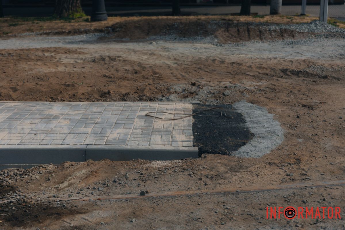 Та підняли на 25 сантиметрів від рівня колії для зручності людей Та підняли на 25 сантиметрів від рівня колії для зручності людей