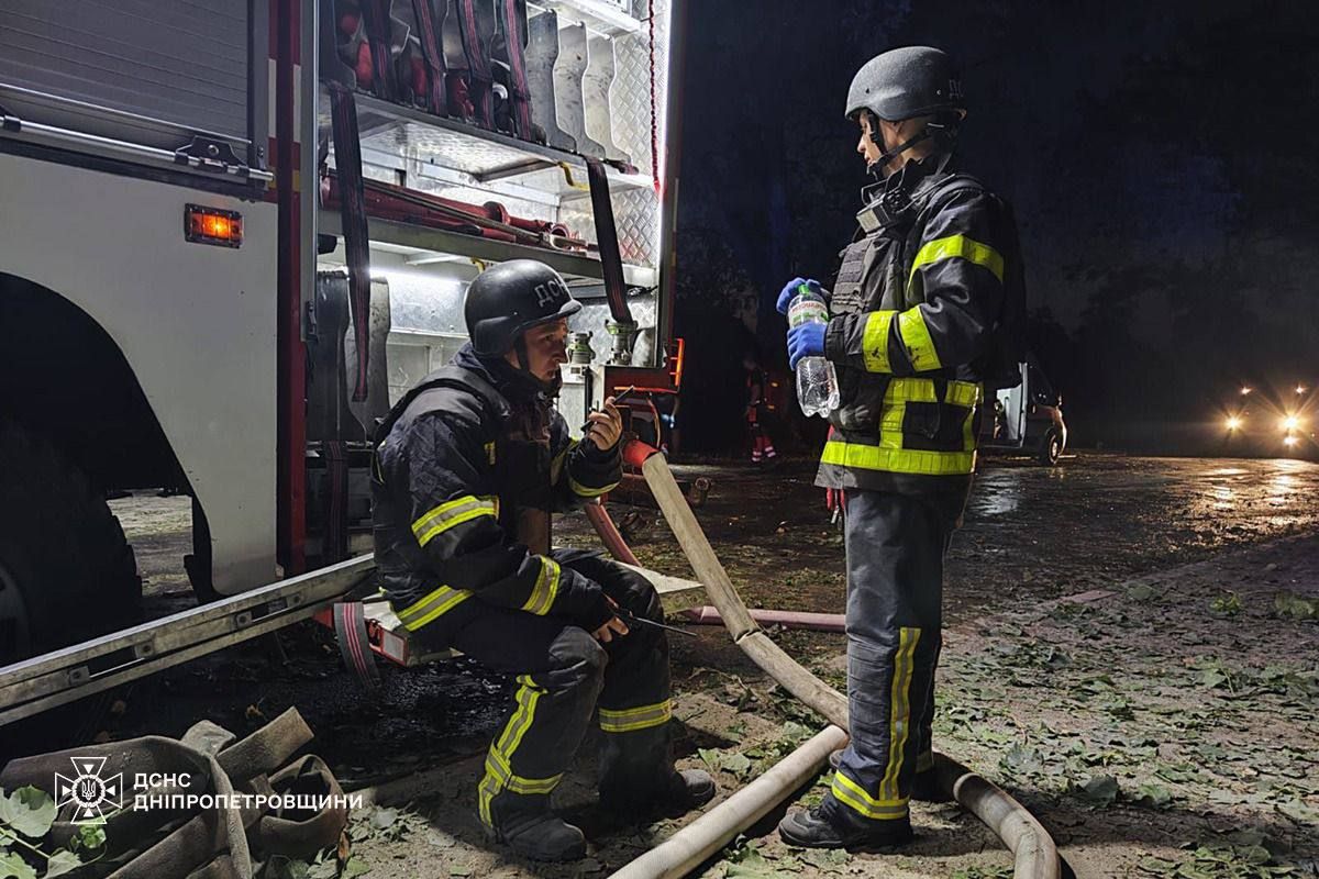 Пошкоджені пологовий будинок та відділення лікарні: рятувальники показали фото з місця атаки по Кам’янському 1