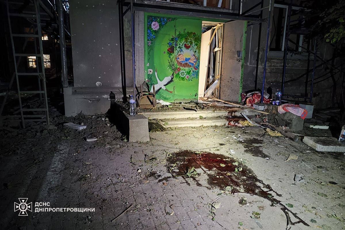 Пошкоджені пологовий будинок та відділення лікарні: рятувальники показали фото з місця атаки по Кам’янському 2