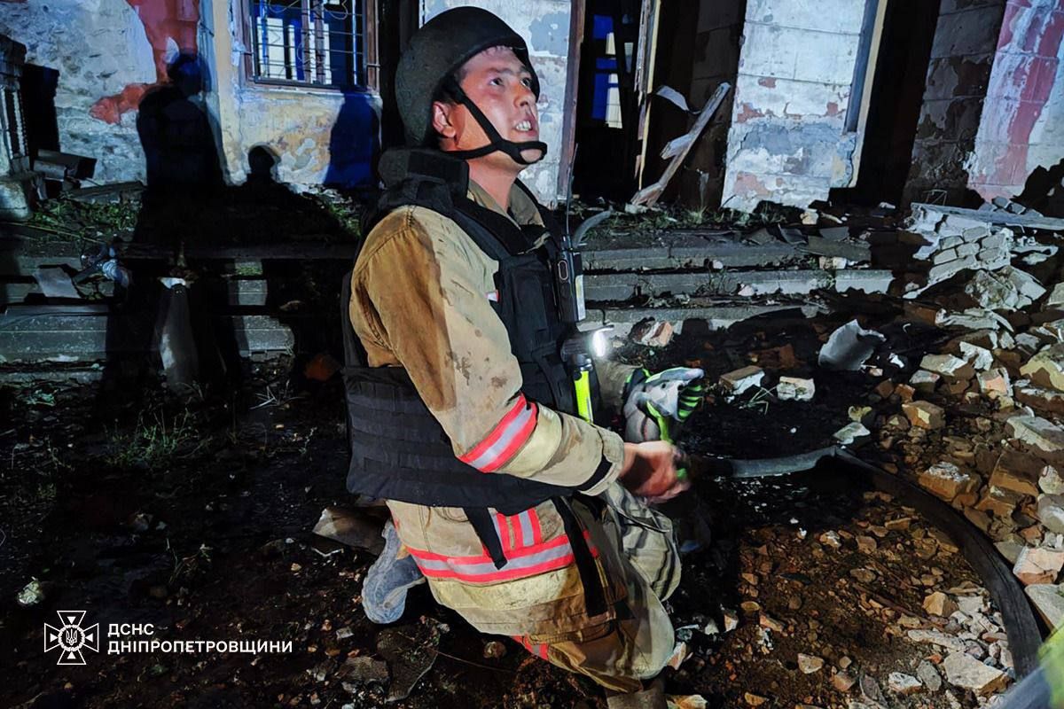 Пошкоджені пологовий будинок та відділення лікарні: рятувальники показали фото з місця атаки по Кам’янському 3