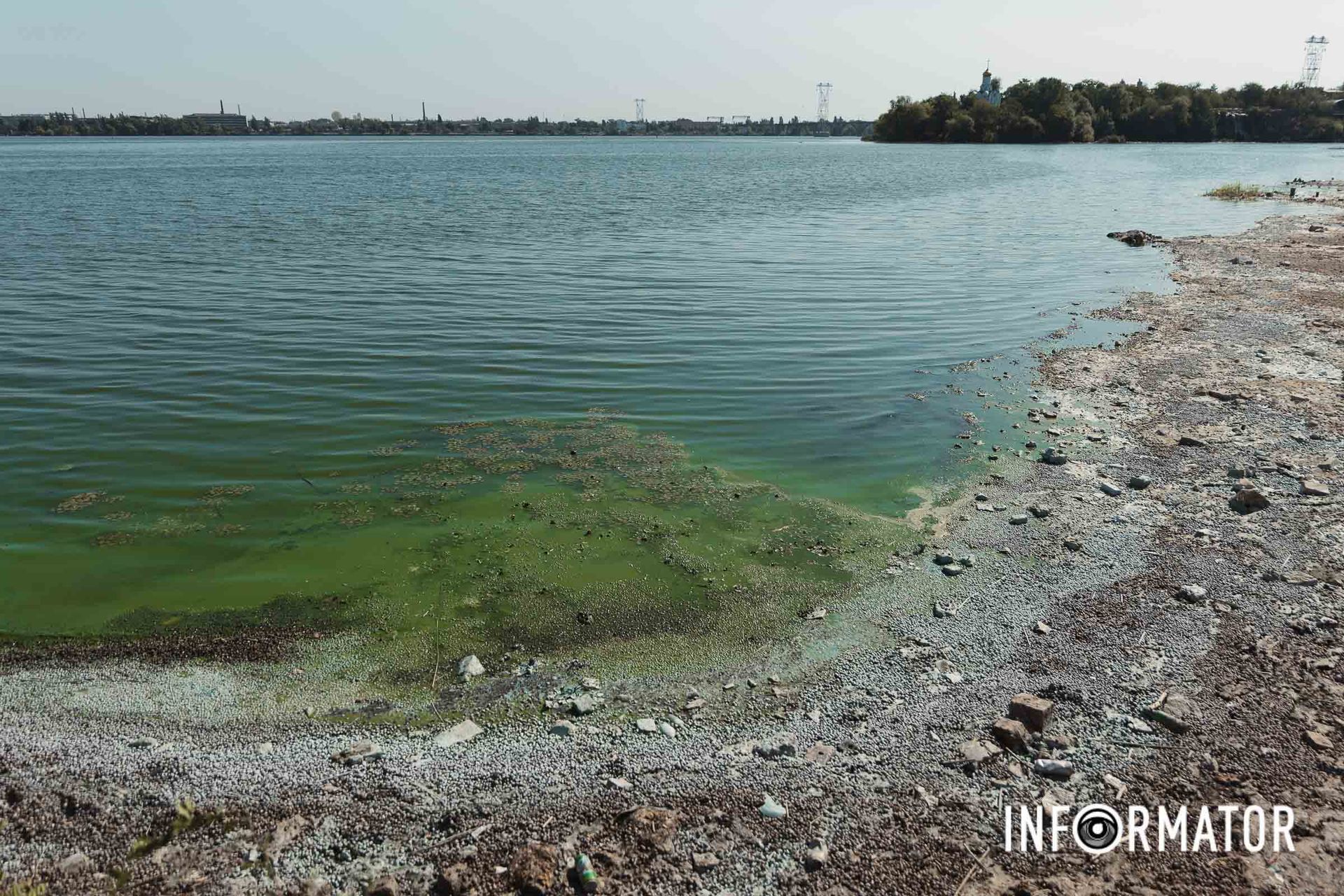 Це сталося на Січеславській Набережній, біля Фестивального причалу та «Поплавка» Річка в Дніпрі позеленіла і смердить: що відбувається на набережній 2
