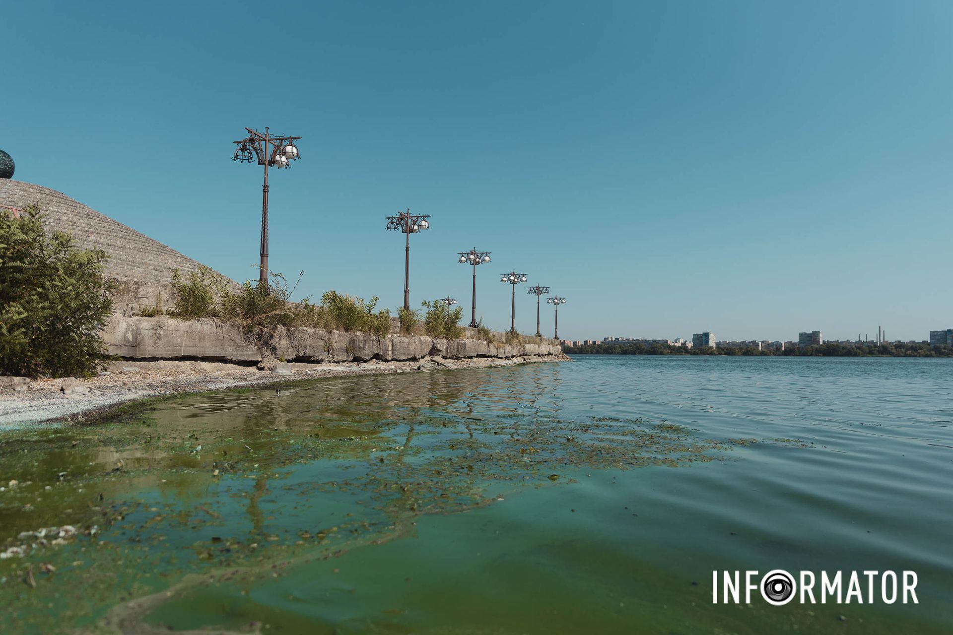 Вода стала яскраво-зеленою Річка в Дніпрі позеленіла і смердить: що відбувається на набережній 3