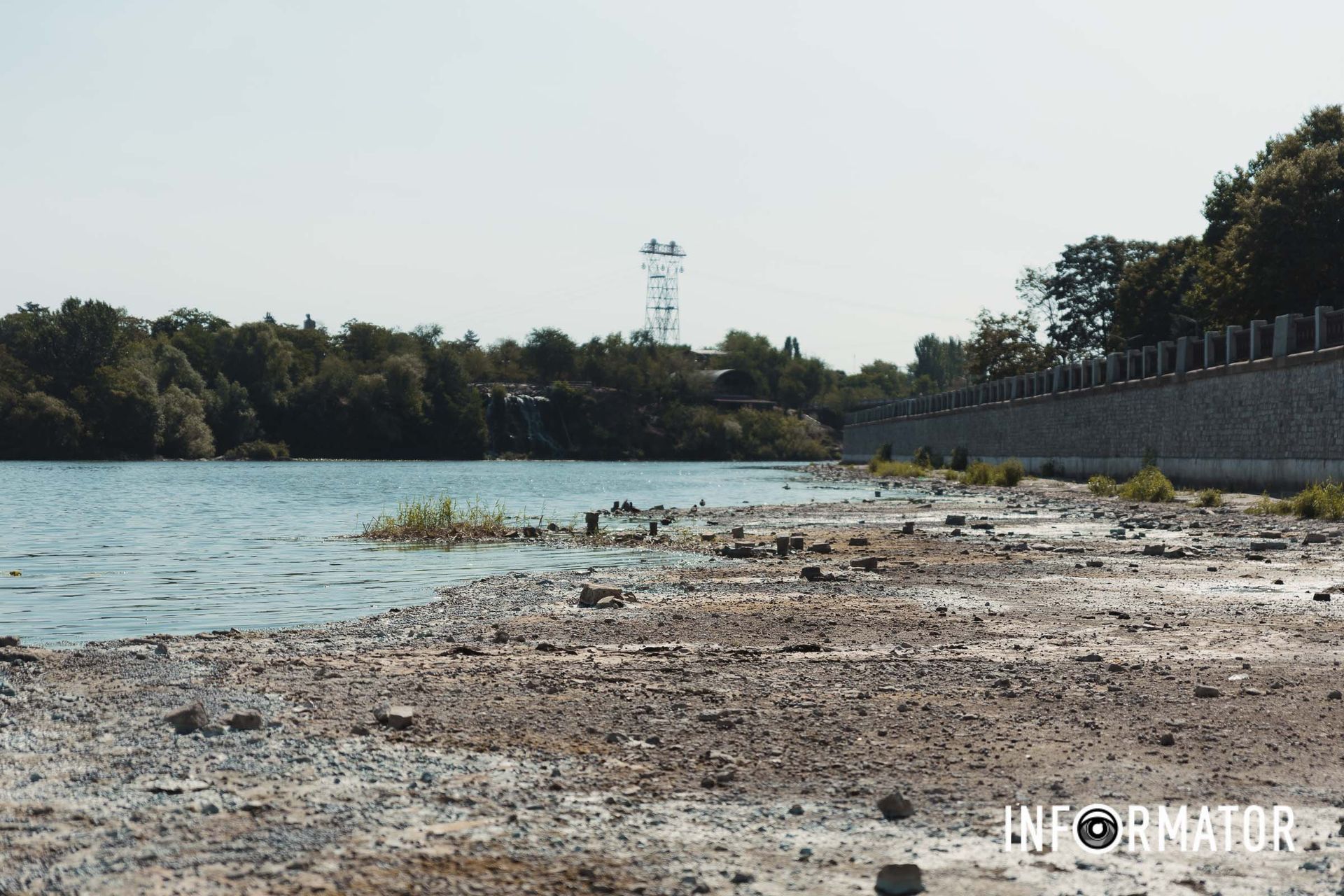 Річка біля Фестивального причалу Річка в Дніпрі позеленіла і смердить: що відбувається на набережній 10