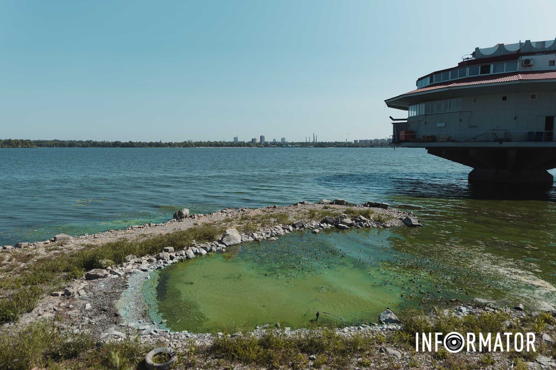 Район “Поплавка” Річка в Дніпрі позеленіла і смердить: що відбувається на набережній 13