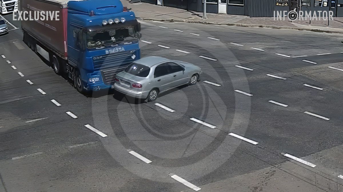 На Березинской в Днепре водитель DAF «помог» сделать «полицейский разворот» Daewoo: момент ДТП