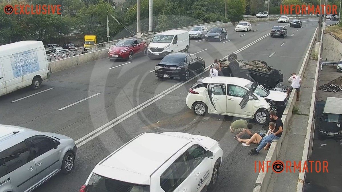 На заїзді на Новий міст у Дніпрі ВАЗ зіткнувся з Nissan та перекинувся на дах