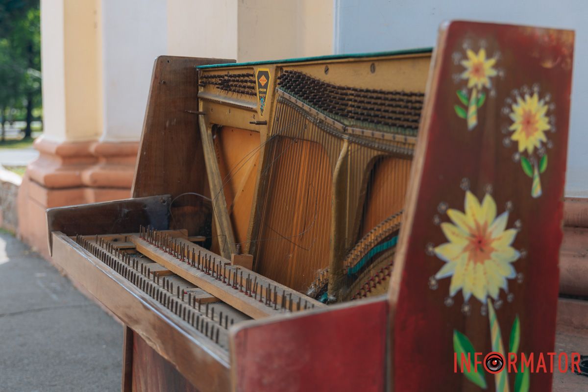 Коли нема чим пишатись — нищать чуже