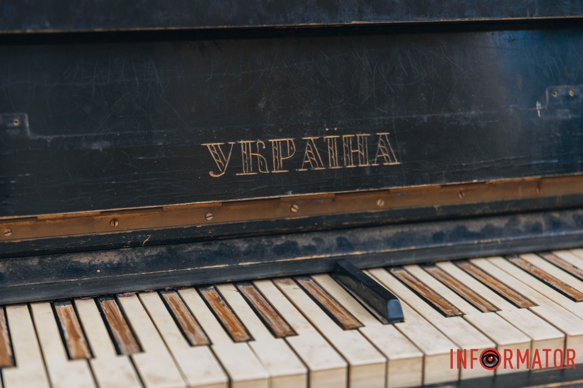 Піаніно в парку Глоби: вчора — мистецтво, сьогодні — уламки