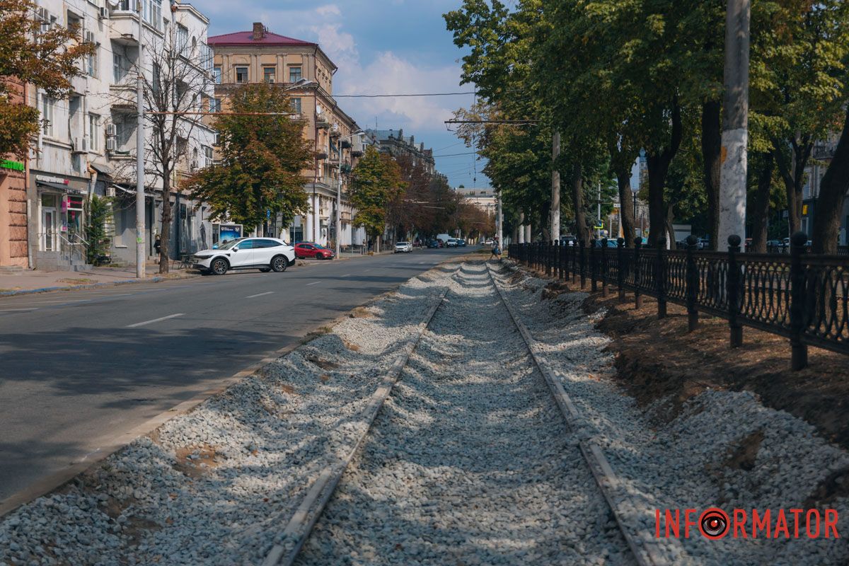 И специальными трамвайными плитами на пешеходных переходах