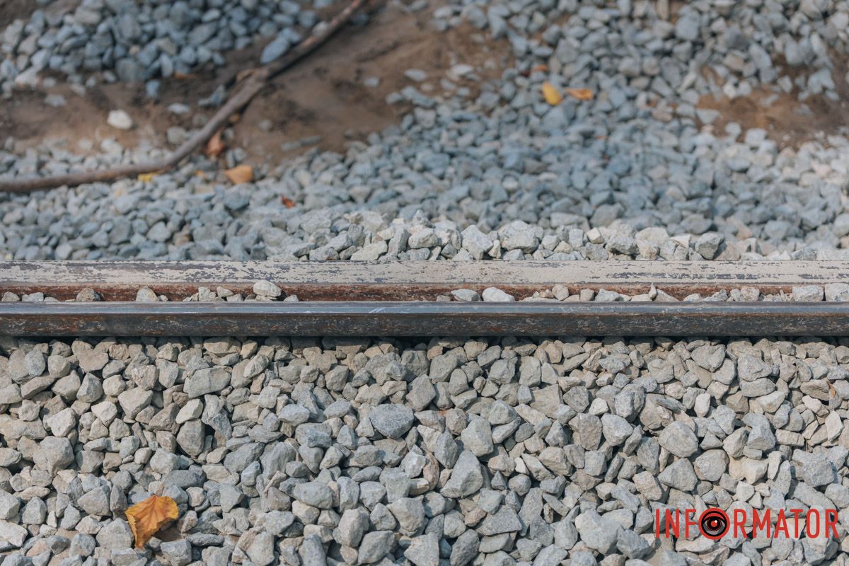 В настоящее время заменяют колеи для трамваев №1 на проспекте Яворницкого, от улицы Степана Бандеры и Мостовой