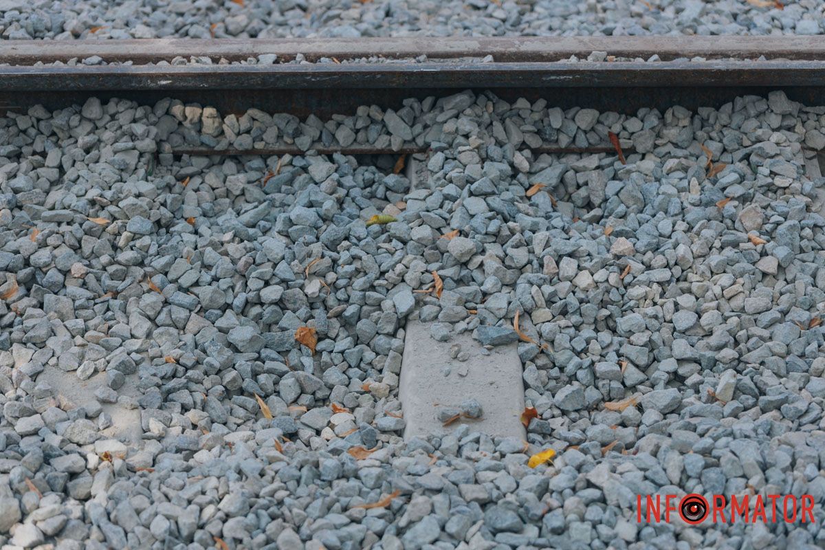 Раньше здесь были деревянные шпалы, рельсы устаревшего типа