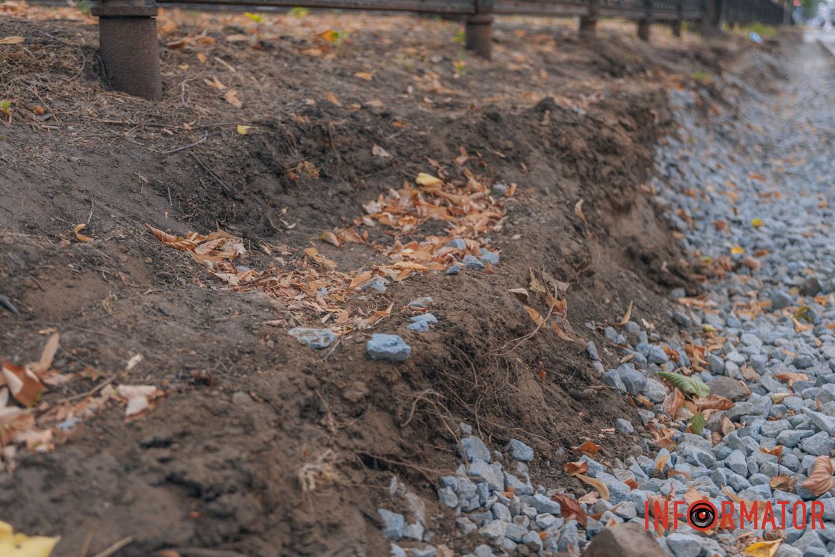 В частности, создают безбарьерный маршрут и возле "Днепровской политехники"