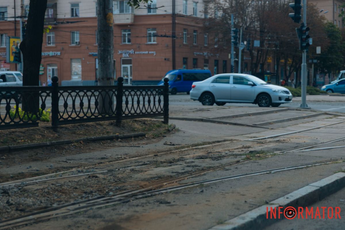 Теперь же устанавливают современное скрепление, новую рельсовую решетку