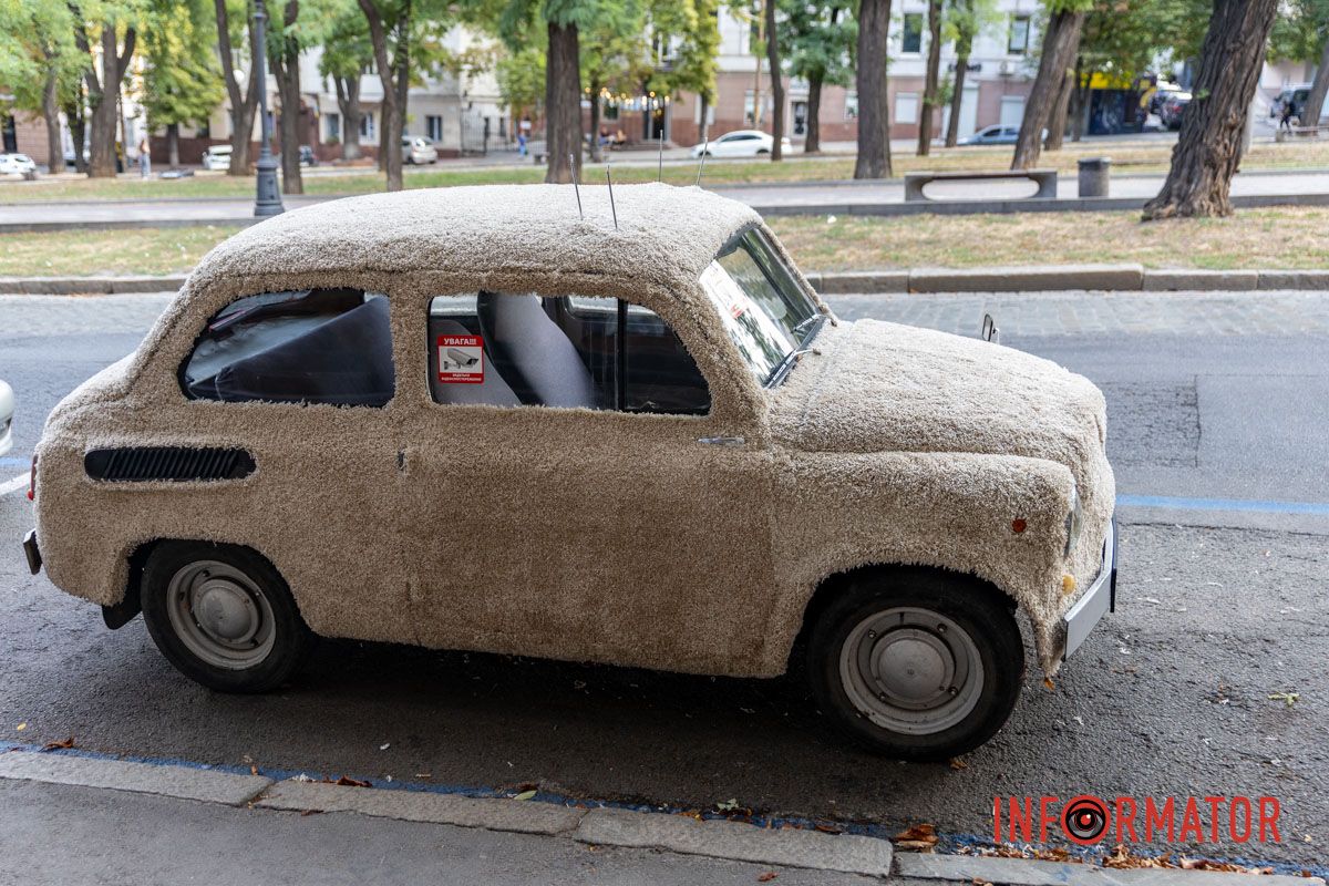Это старый «Запорожец», полностью обшитый искусственным мехом. В центре Днепра стоит "меховой" автомобиль: как он выглядит 2