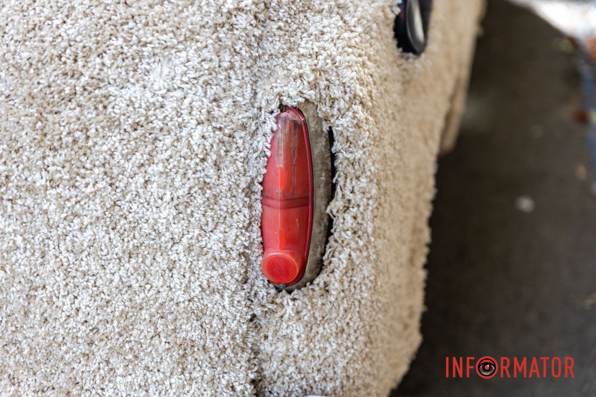 Машина сразу привлекла внимание горожан. В центре Днепра стоит "меховой" автомобиль: как он выглядит 5