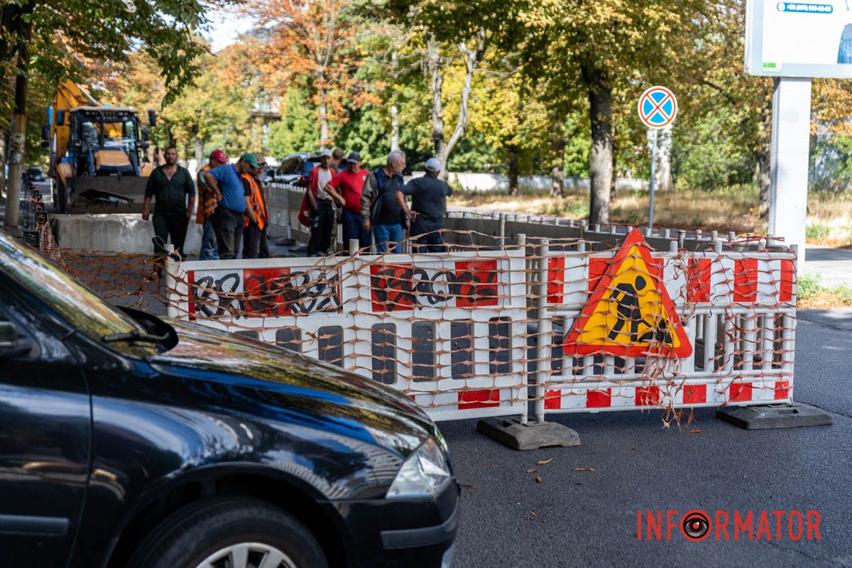 Комунальники працюють на вулиці Володимира Вернадського У Дніпрі перекрили частину вулиці Вернадського: що сталося 2