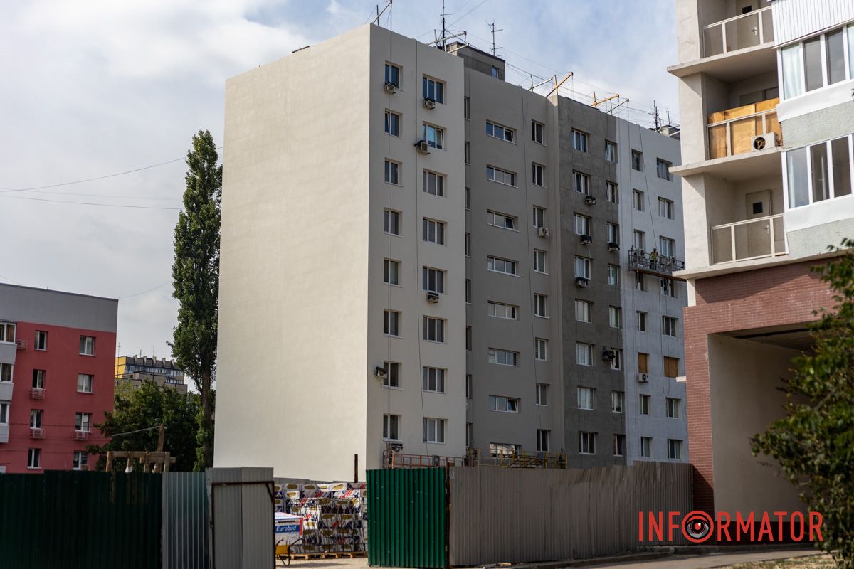 Это одна из самых больших многоэтажек города, где после ракетного удара России осталось жить много людей.