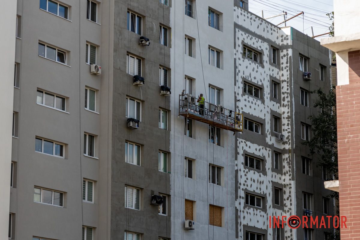 Дом утепляют по всему периметру.