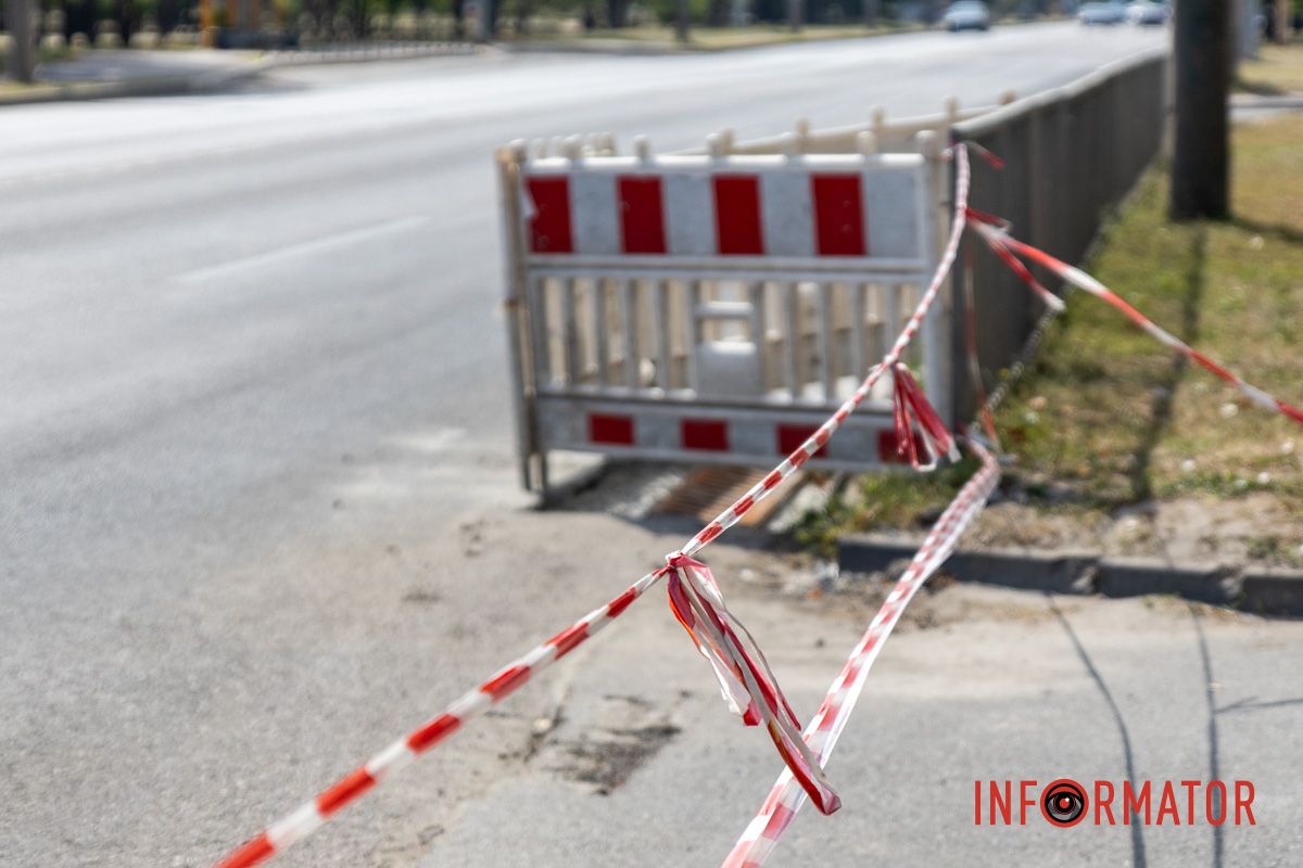 В Днепре на Набережной Победы огородили дождеприемники: движение частично ограничено.