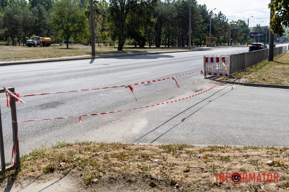 В Днепре на Набережной Победы огородили дождеприемники: движение частично ограничено.