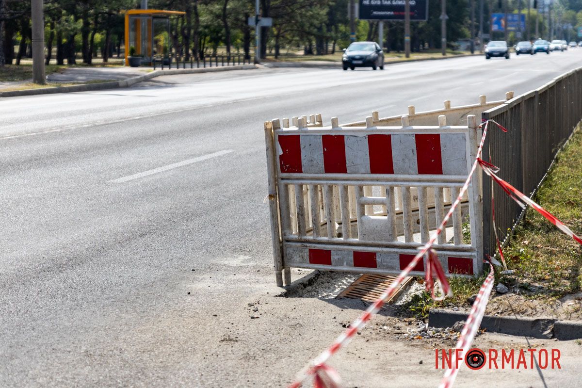 В Днепре на Набережной Победы огородили дождеприемники: движение частично ограничено 3