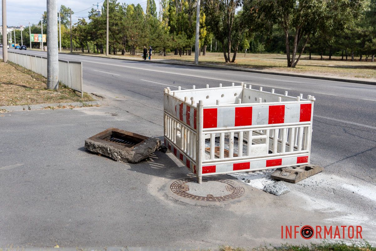 В Днепре на Набережной Победы огородили дождеприемники: движение частично ограничено 6