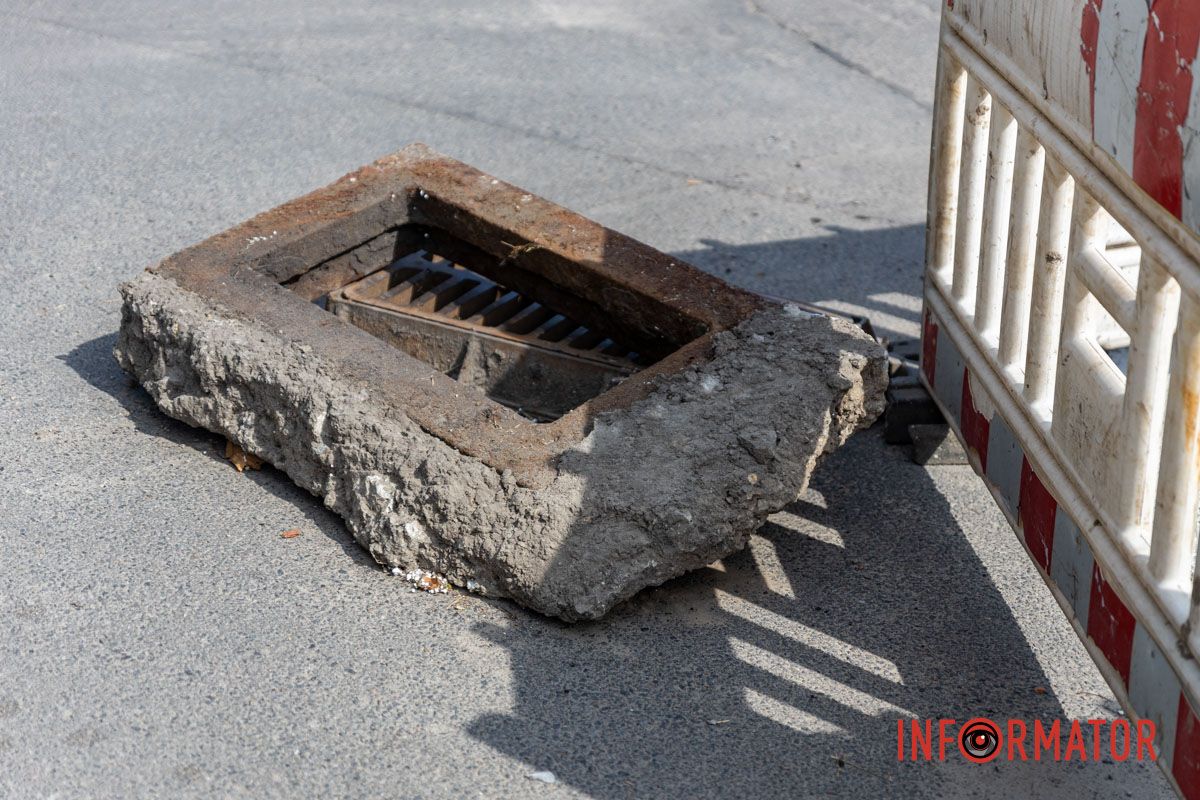 В Днепре на Набережной Победы огородили дождеприемники: движение частично ограничено 7