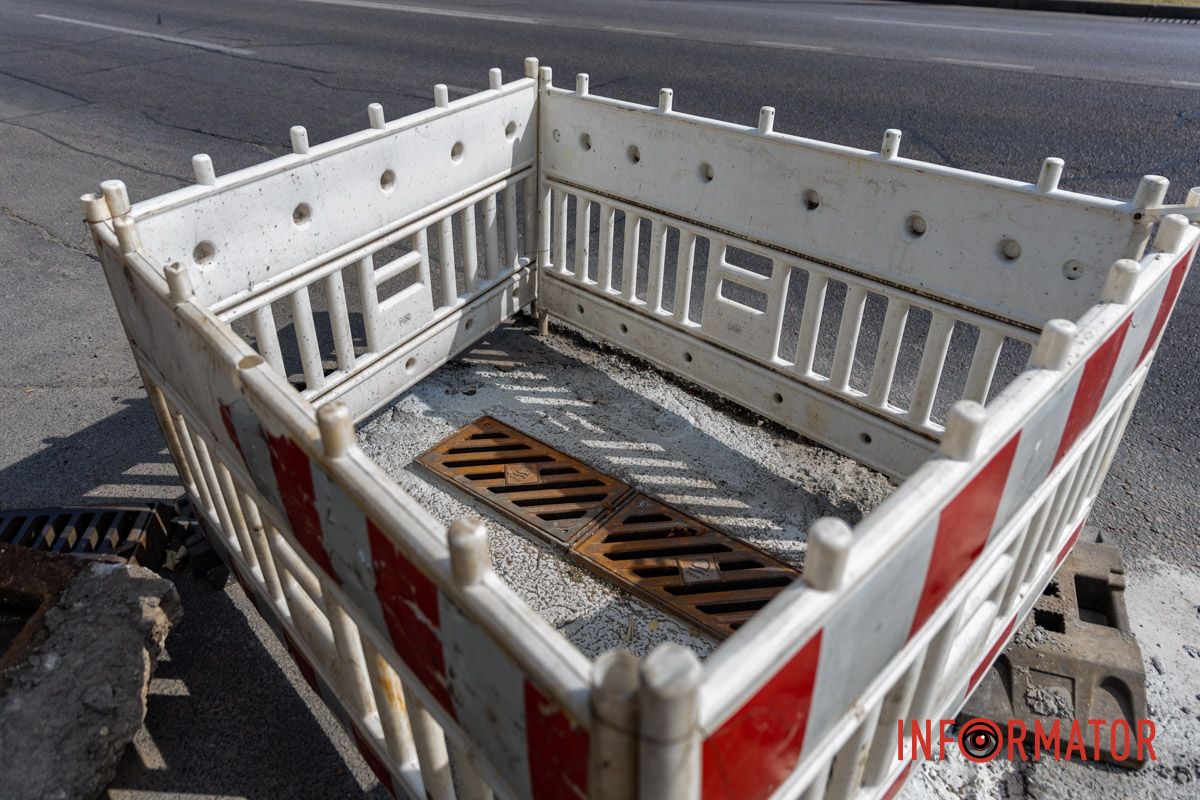 В Днепре на Набережной Победы огородили дождеприемники: движение частично ограничено 8